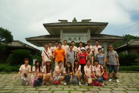 课题组大家庭在桃花寨前合影留念 课题组大家庭在桃花寨前合影留念