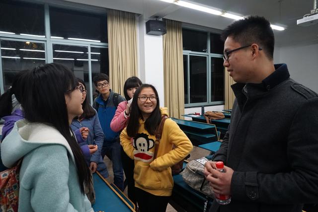 和同学交流