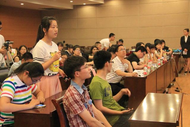 学生回答问题