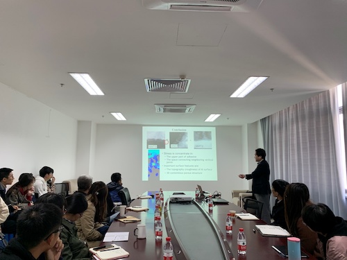 堀内 伸教授与全体师生