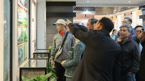 参观校史馆5-黄卓辉